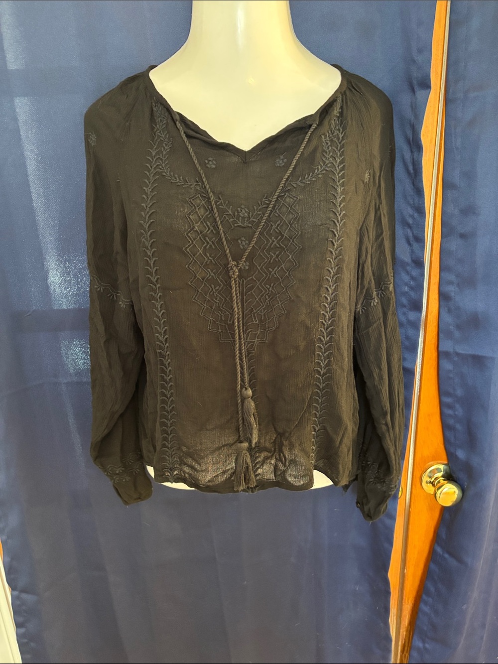 Women’s Black Embroidered V-Neck Peasant Top New Size Small